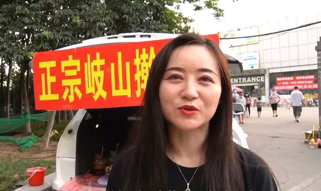 27岁辣妈开着奥迪卖凉皮，时尚宝妈创业记