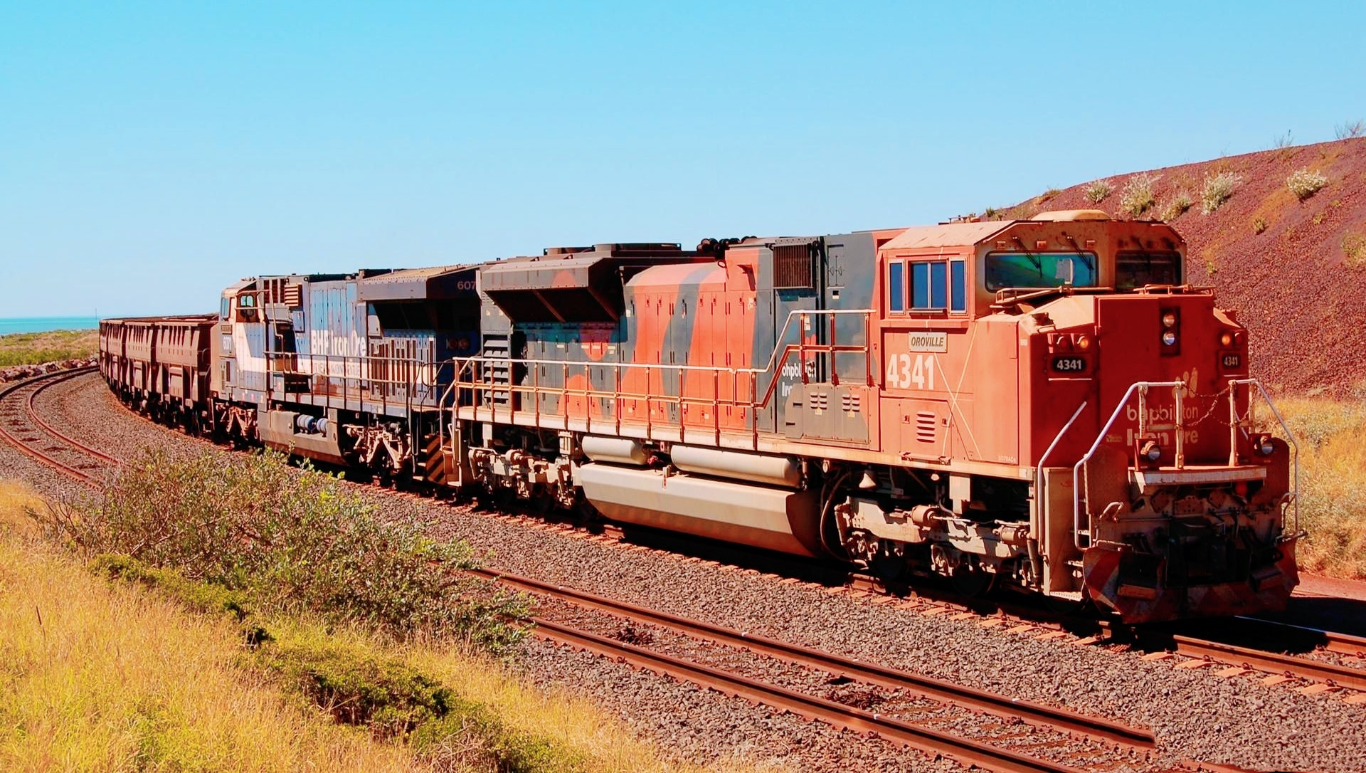 7353米长的火车,8个车头拉着跑,整列有682节车厢