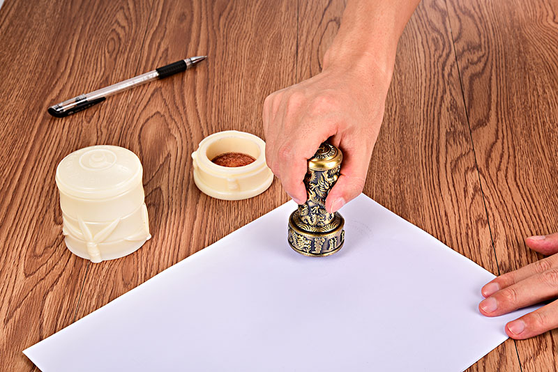 一个公司可以刻多套章吗？发票可以盖财务专用章或公章吗？