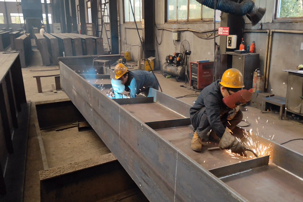 在焊接前要做焊前准备然后引弧,沿着焊缝纵向直线运动,同时做横向摆动