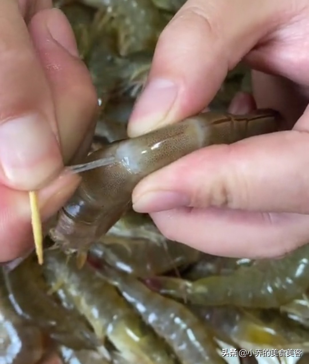 2,去除虾胃前的一步,把虾头上的那根刺剪去虾腔的上方,有一根又长又硬