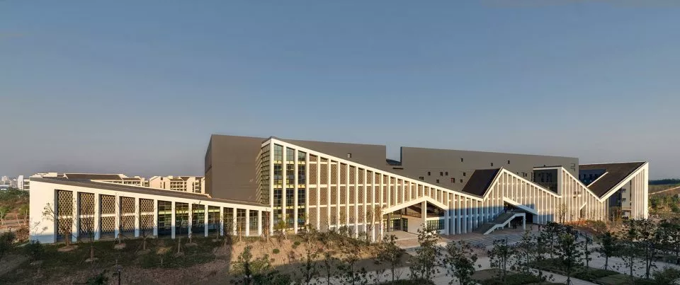 粉墙黛瓦，退台窑洞……看看这些地域文化如何影响学校建筑设计