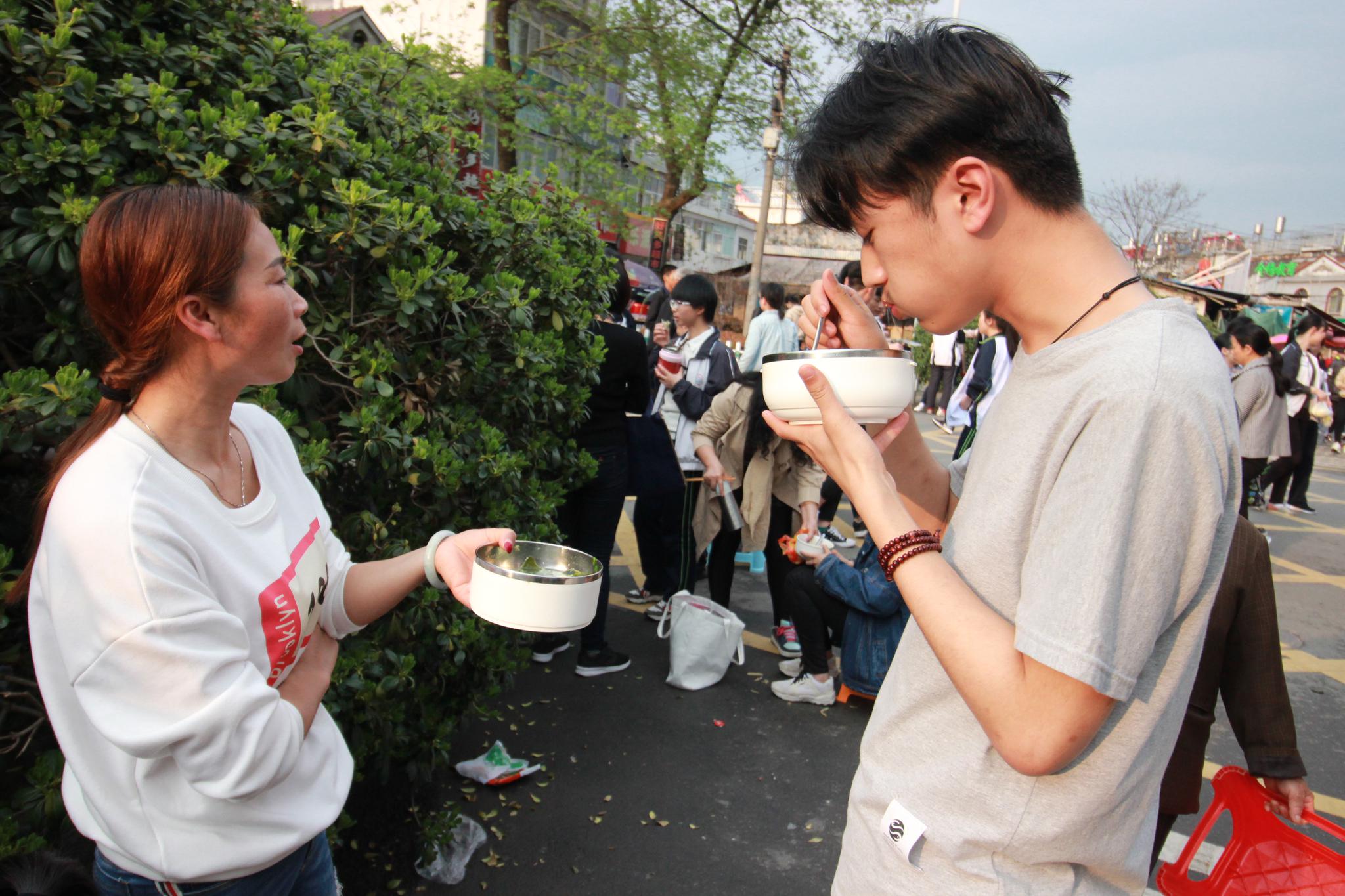 “家长送饭”成高中门口风景线，网友担心养成巨婴，家长回怼质疑
