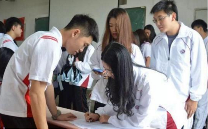 初中生的“标准发型”出炉，男生是很短的寸头，女生的也是很短