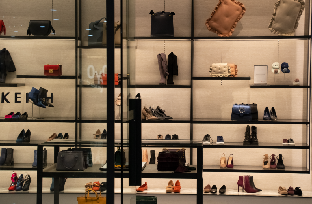 撕开2.3亿小镇青年钱袋子：1/3月薪吃饭，1月工资买奢侈品