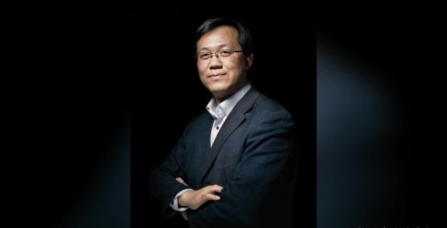 4年前，因爆出白百何“一指禅”事件被封号的卓伟，如今怎样了？