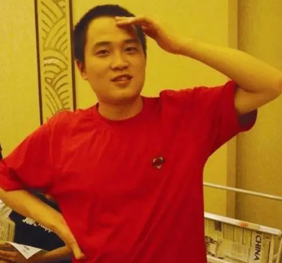 中专生被劝退复读，4次高考轻松上复旦、清北，看似励志却成笑话