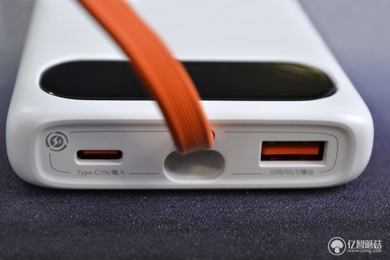 送给果粉的福利时刻 Baseus倍思 布洛克带线移动电源