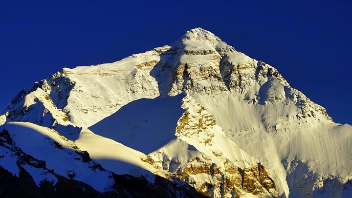 珠穆朗玛峰有多高(珠峰高度是8844米，原先却是8848米，它变低了吗？其实它仍在长高)