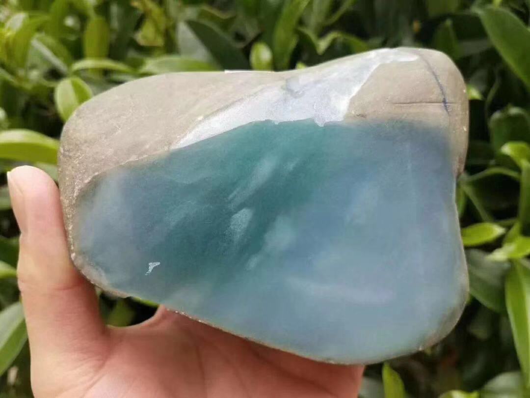 相貌平平无奇的全蒙翡翠原石,不料一刀能开出如此高品质的蓝水料