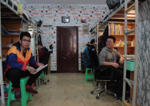 大一新生选床问题：靠门还是靠窗，上铺还是下铺？听听学姐怎么说