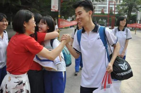 高考考生考前焦虑，担心发挥失常，父母暖心回答助力孩子超常发挥
