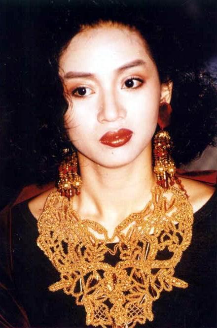 1992年5月4日午夜,黄朗维打梅艳芳一巴掌,第二天被砍成重伤遭灭口
