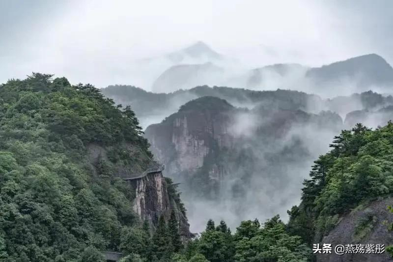 空山新雨后，景色分外娆，竹筏水上行，诗意盎然时，你心动了吗？