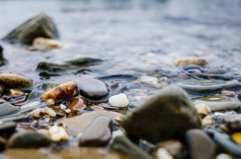 河滩上的那些石头,到底是不是玉石呢?怎么辨别?