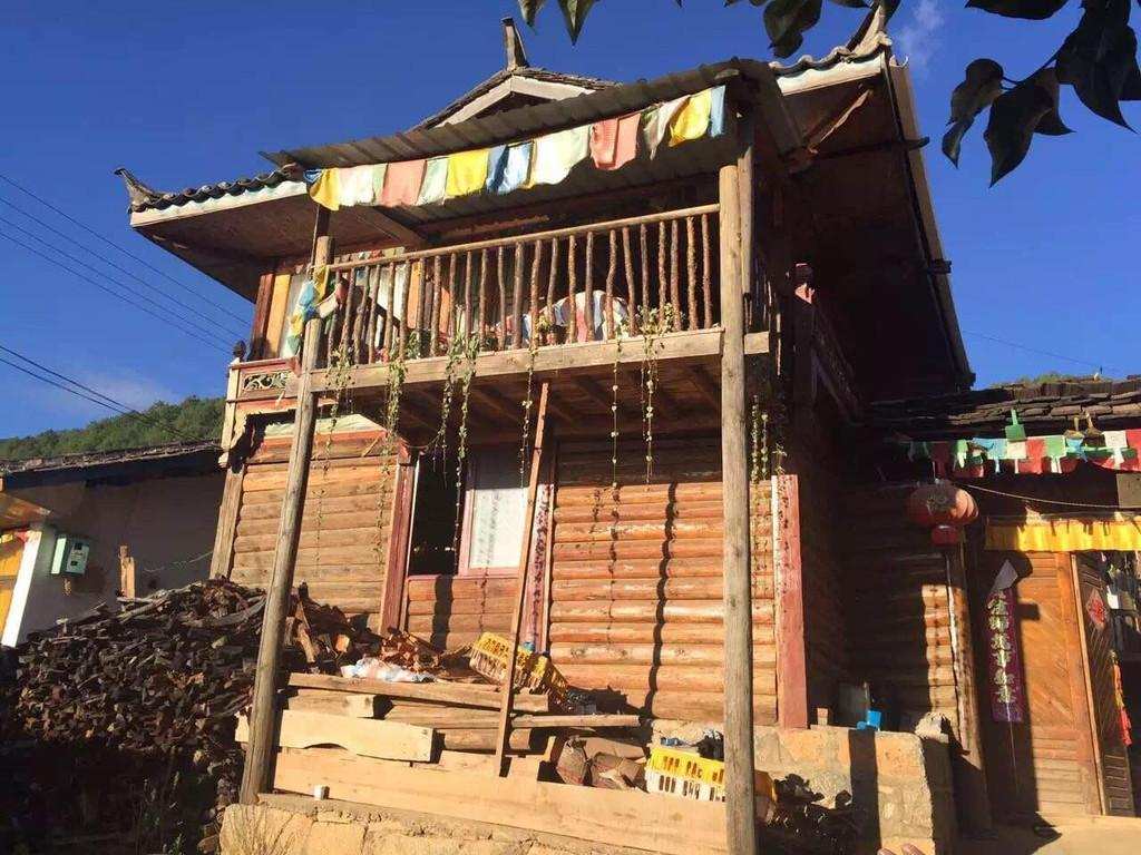 摩梭人走婚的真相：窗户外有帽子，代表着屋内正在约会