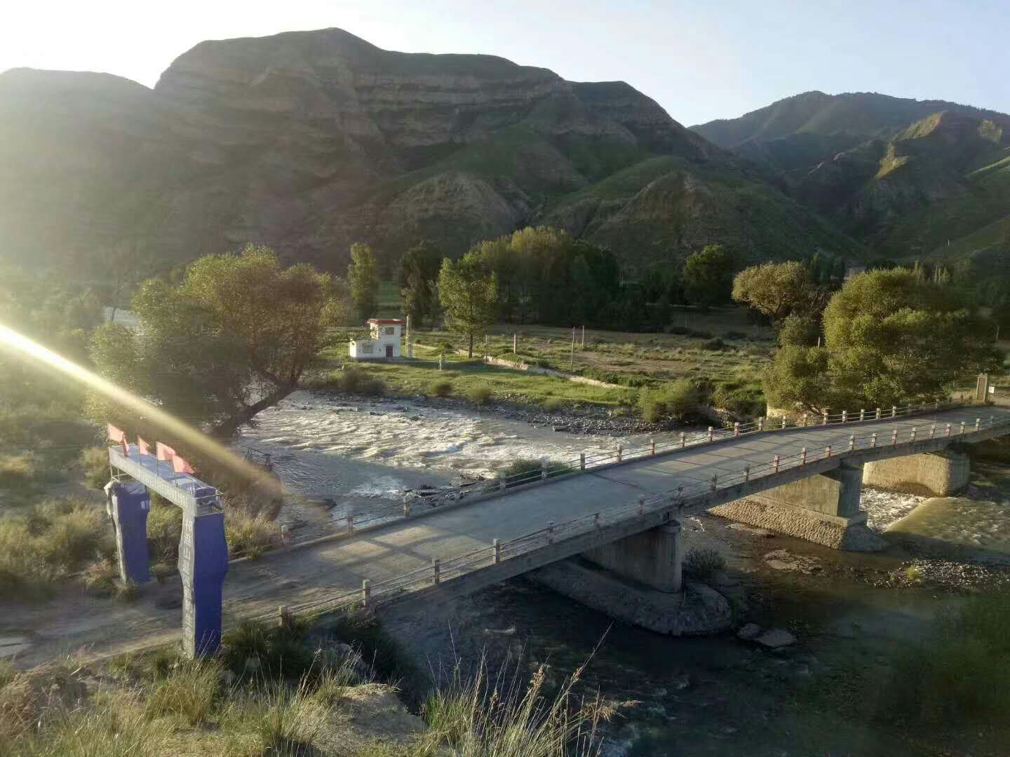 煤矿人》在祁连山北端,海拔2230米的一个深山角落之中,有一片地势平坦