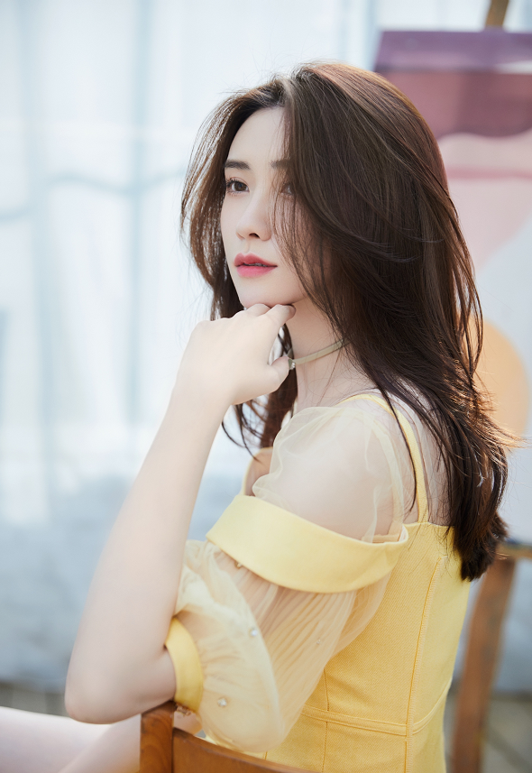 马秋子真是"熟"的刚刚好,穿黄色温柔甜美,穿黑色一身强人气质