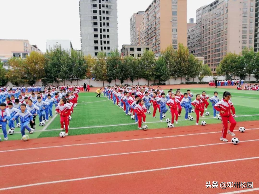 足球操音乐世界杯(邓州市花洲实验小学举行阳光大课间足球操比赛)