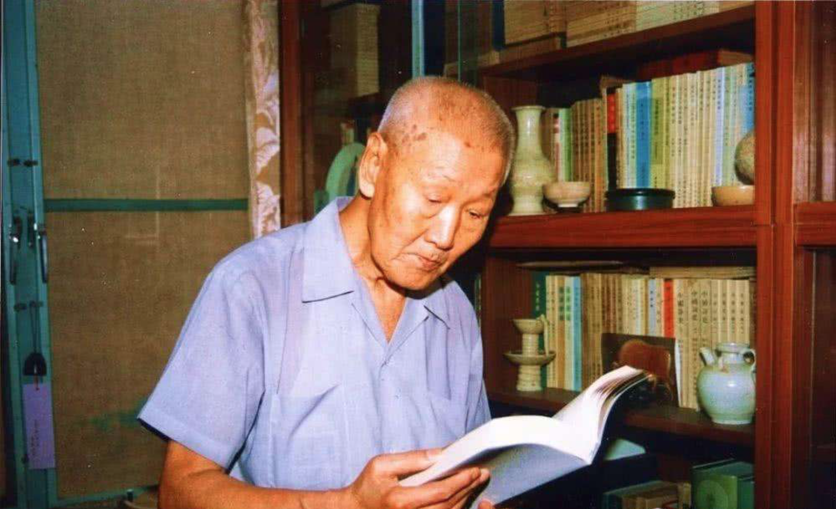 南怀瑾：大师or骗子？他的书，北大教授暗讽文盲才看，是不懂读法