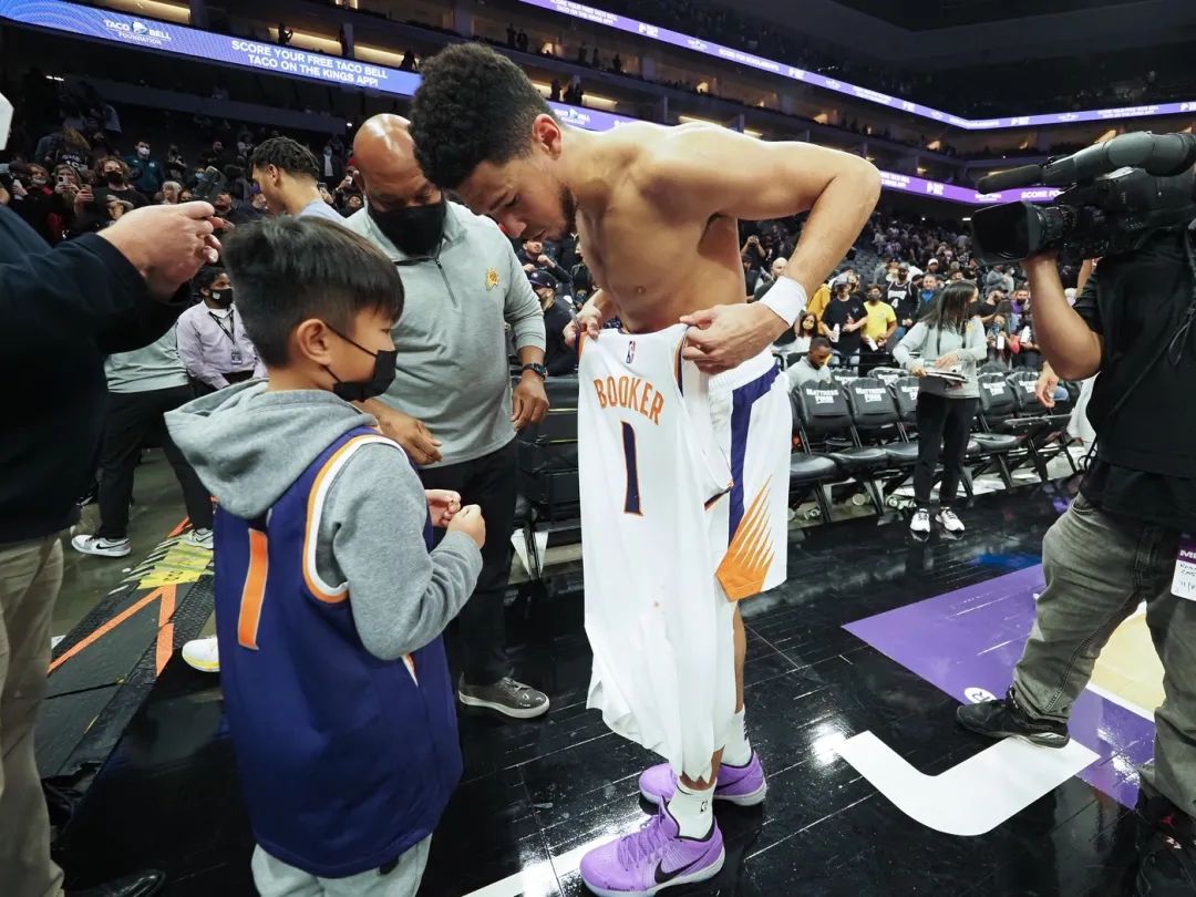 为什么nba鞋子下架了(喜旧厌新？为什么NBA都见不到耐克新款团队鞋了)