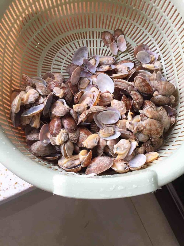 炒花蛤这样做，夏天吃特别好，去腥又解腻，我家隔三差五吃
