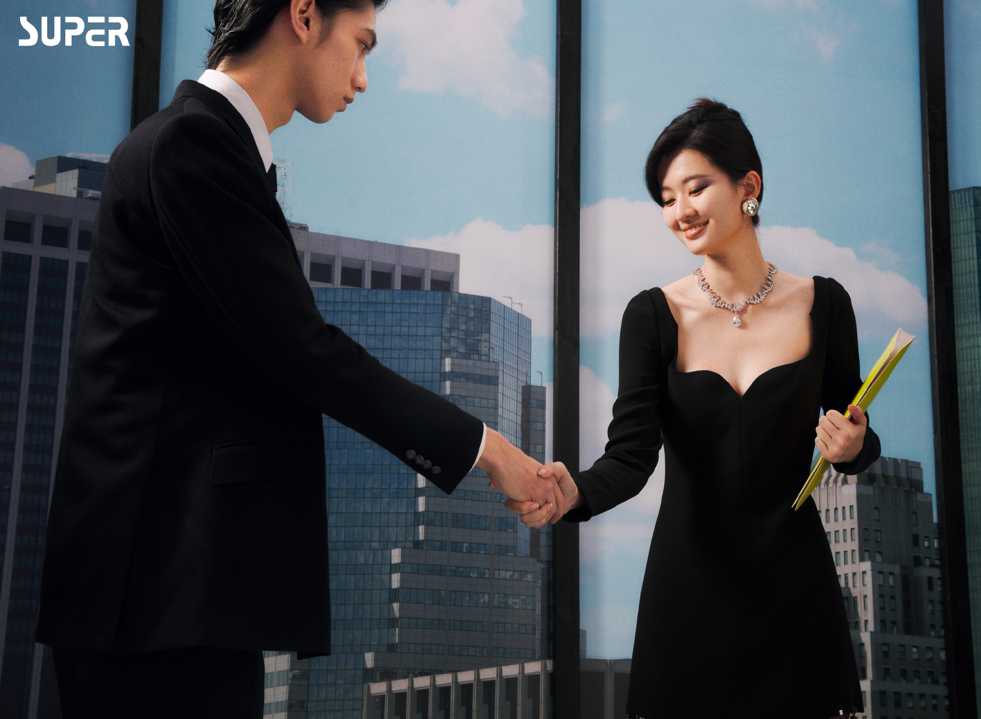 乔欣变90年代OL女郎，穿小黑裙配黑丝真性感，有港风美人的韵味了