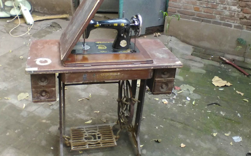 农村老旧缝纫机，别轻易贱卖了，商贩上门回收，一台赚几百元？
