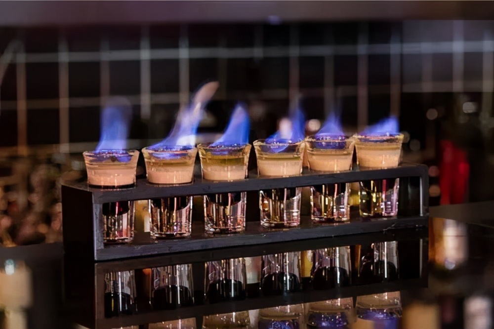 野格野格是相当常用来喝shot的药草利口酒,野格是来自于德国的酒款