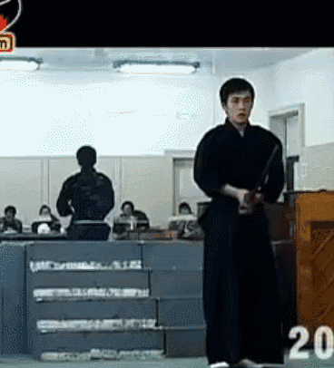 “小公爷”朱一龙，曾跑龙套10年，30岁逆袭成顶流，戏外仍未婚