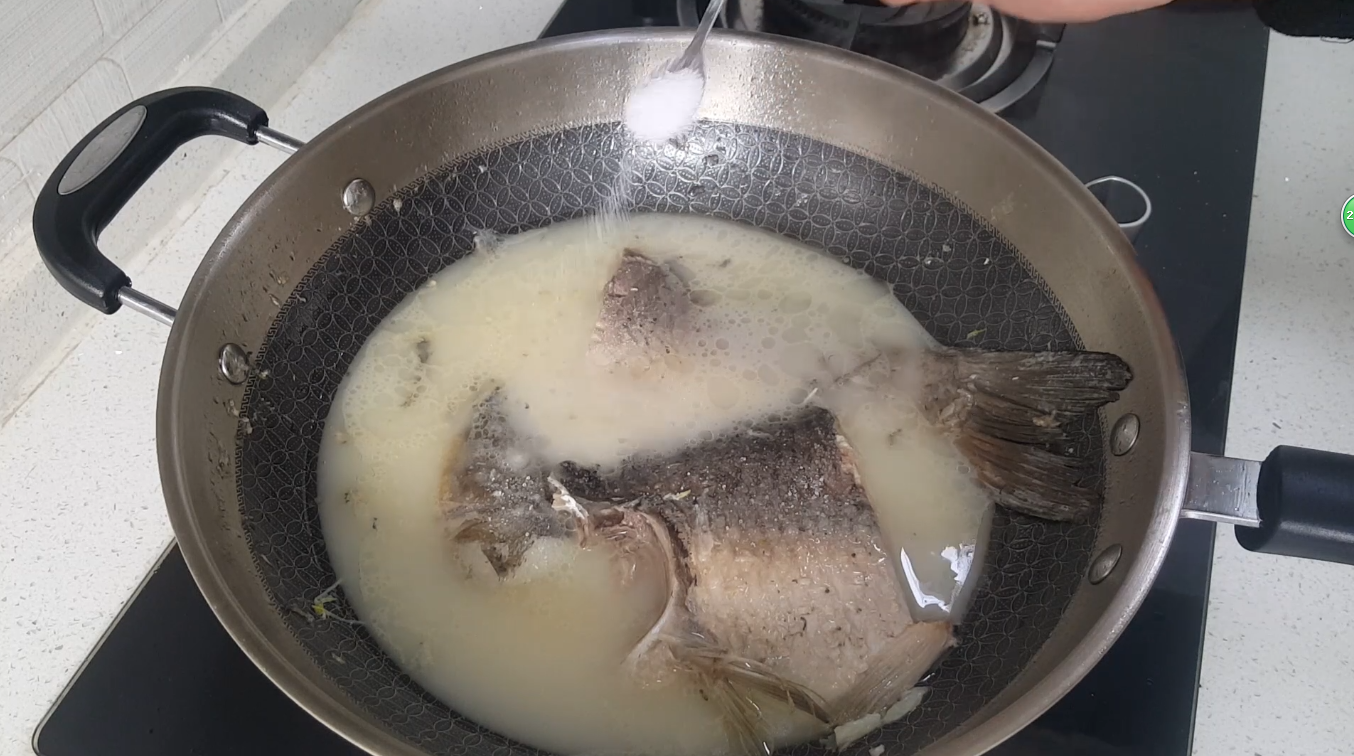 清炖鱼最简单的做法(想让清炖鱼汤汁奶白，味道鲜美，这2步不能少)