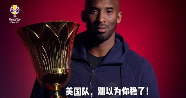 为什么nba场边递纸条(科比害了美国？波波维奇场边竟然偷看纸条，战术终究抵不过毒奶啊)