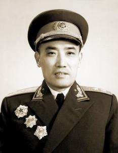 他没有军衔，但他的手下，不是中将就是上将级别的人物