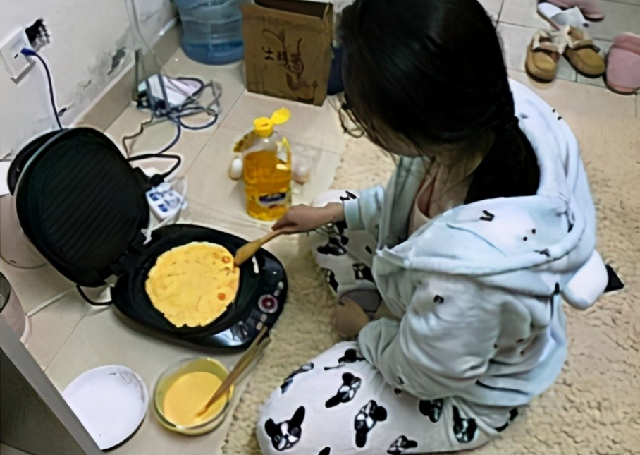 大学女生宿舍突击检查，“违禁品”层出不穷，堪比小型杂货铺