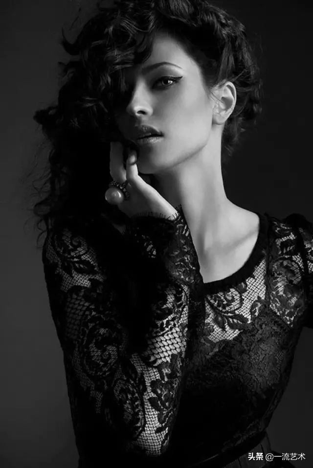 莫斯科摄影师镜头下的女人肖像，黑白唯美