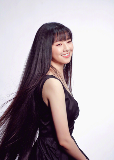 杨丽萍侄女表演孔雀舞，身高超过1米跳8舞的样子很棒，让网友承认错误而尴尬