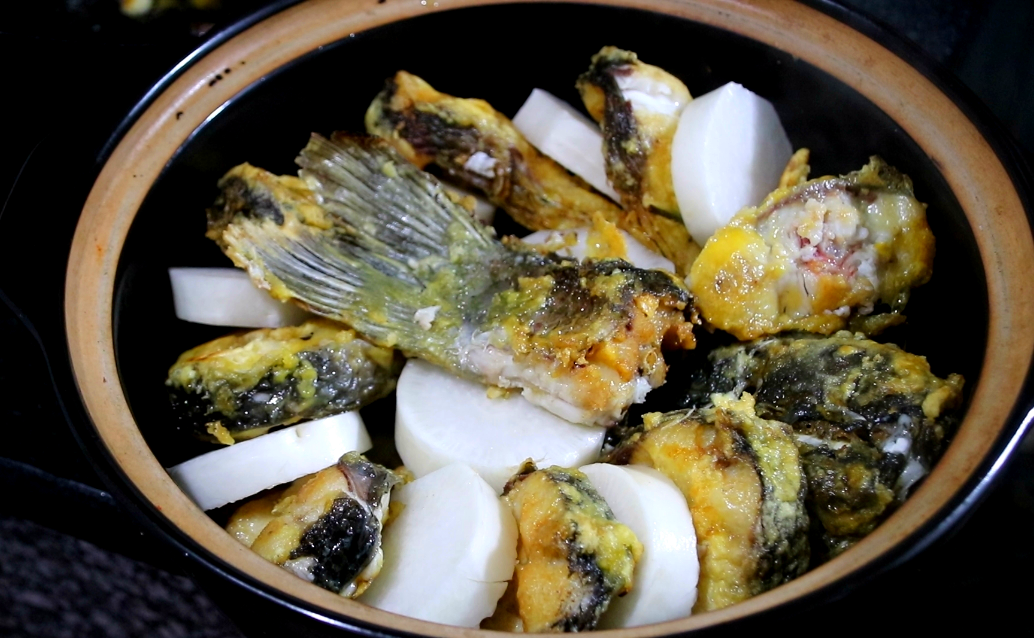 金汤鲈鱼的做法(香浓金汤，鲜美鲈鱼的烹饪心法)
