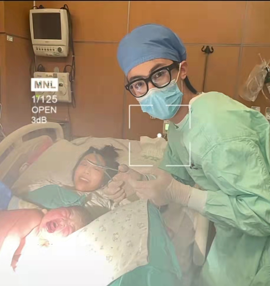 百万粉网红官宣产女，进产房前仍不忘p图，老公全程陪产帮剪脐带