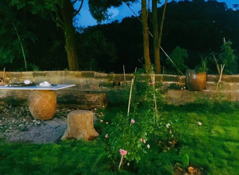 90后女生亲自操刀，将3亩废弃学校改成民宿，还自带露天电影