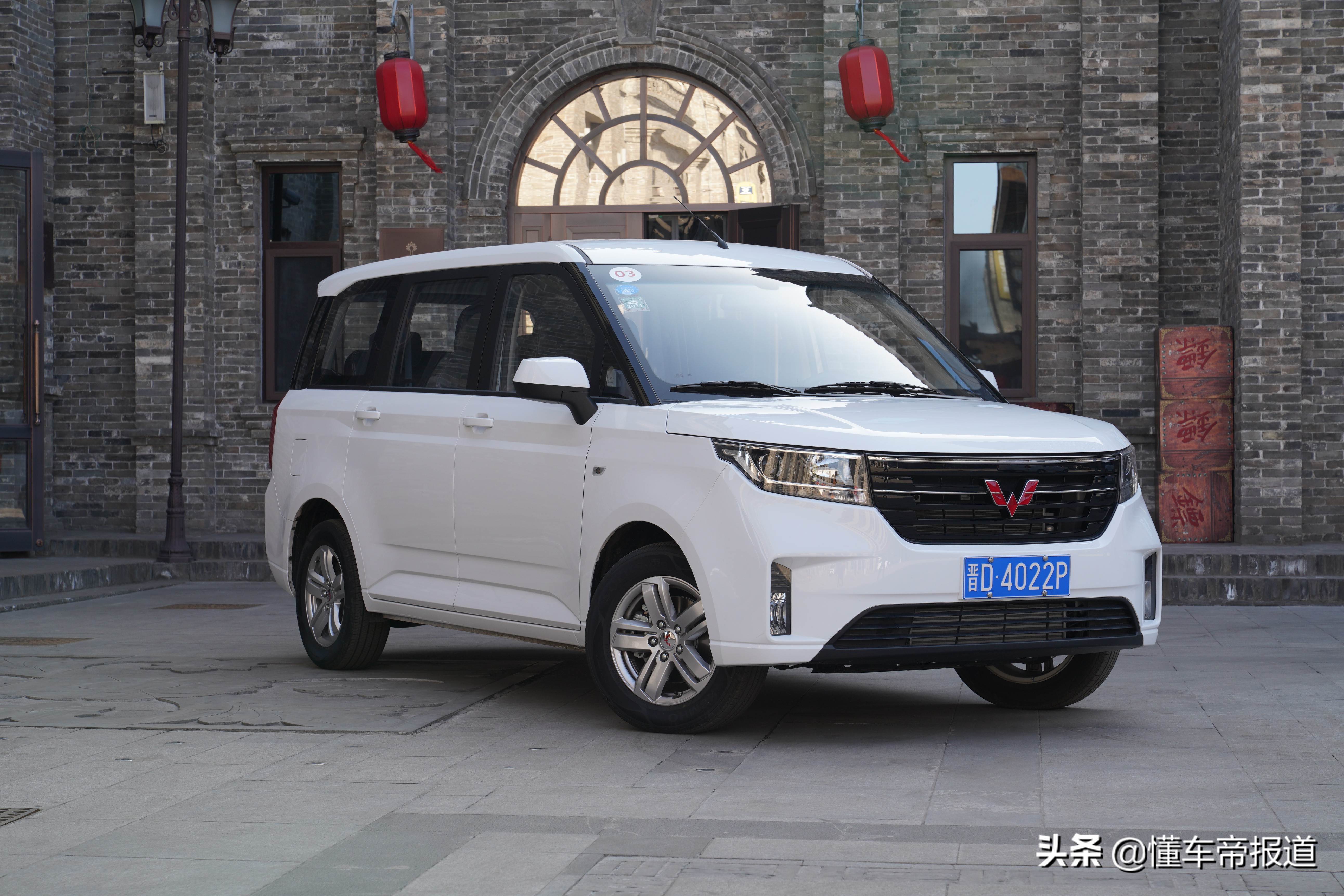 以后拉货全靠它，周末出行都装下！道路试驾五菱宏光PLUS
