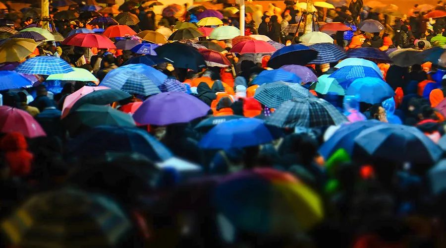 撕开2.3亿小镇青年钱袋子：1/3月薪吃饭，1月工资买奢侈品