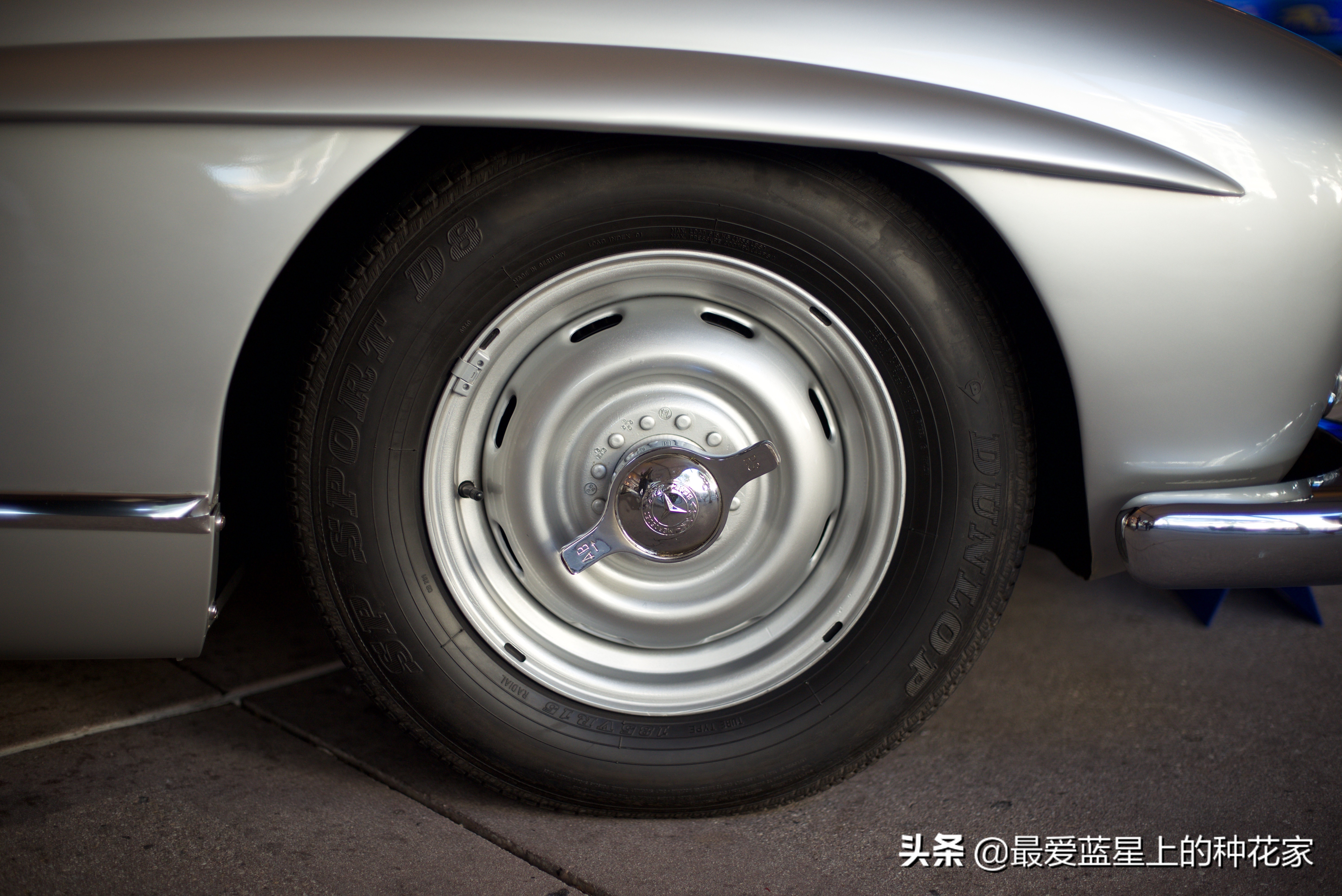 它就是跑车经典鸥翼门的引领者——梅赛德斯奔驰300SL