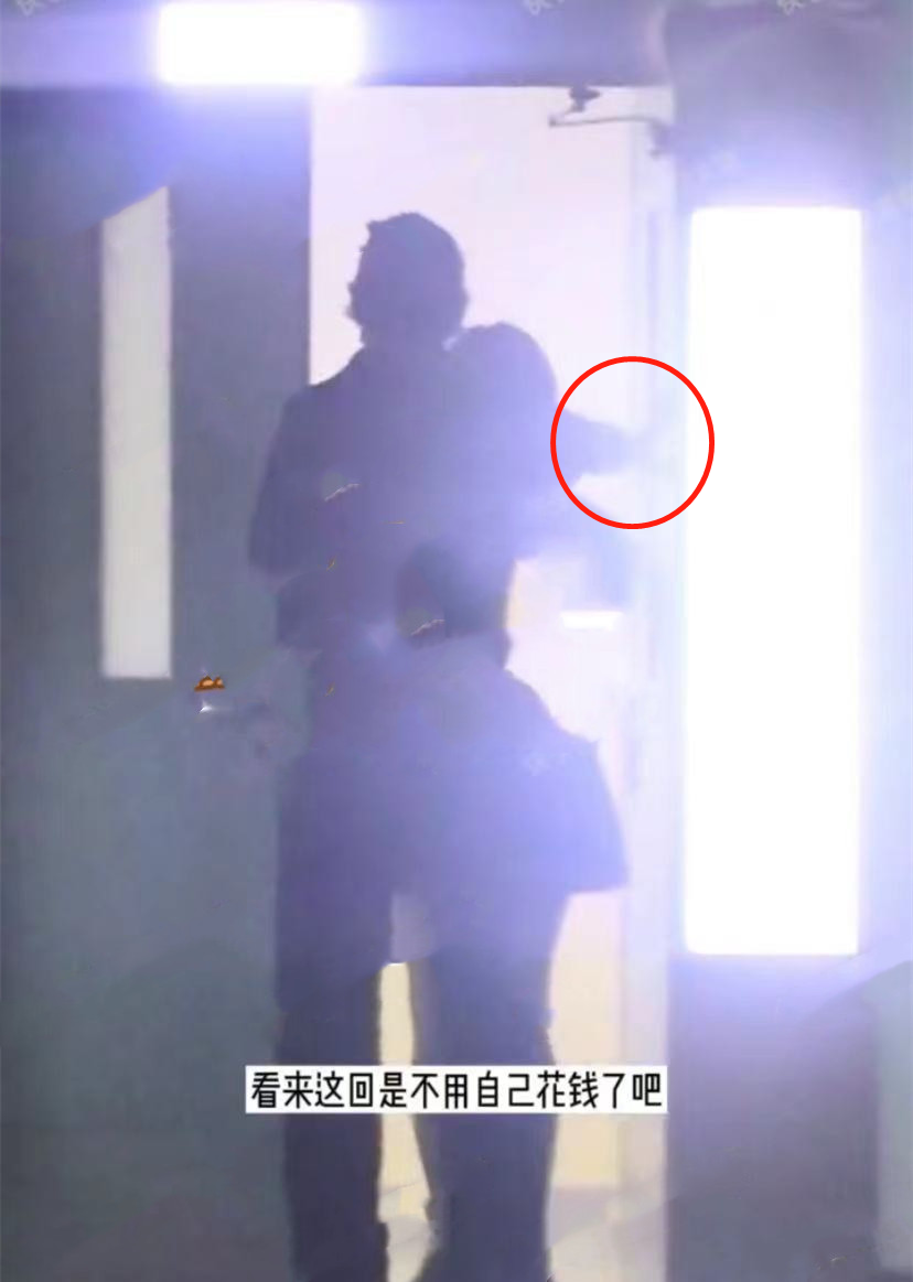 杨烁与女子深夜同回家，全程贴心照顾关系显亲密，本人已婚有俩娃