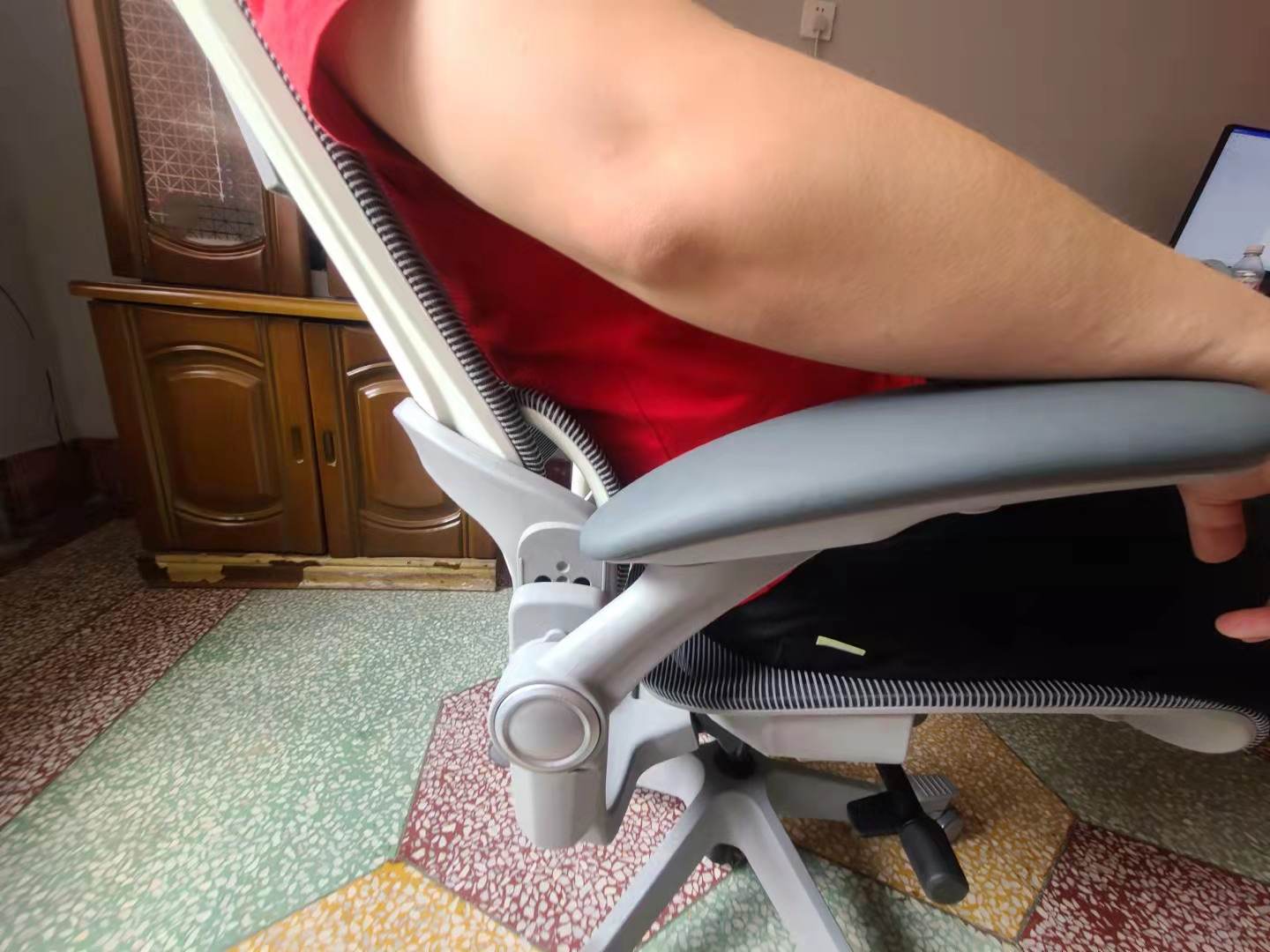 网易人体工学办公椅体验测评，两大进口科技，我的腰交它守护