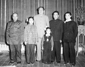 1976年毛泽东去世，他留下了6样遗产，其中百万稿费给了谁？