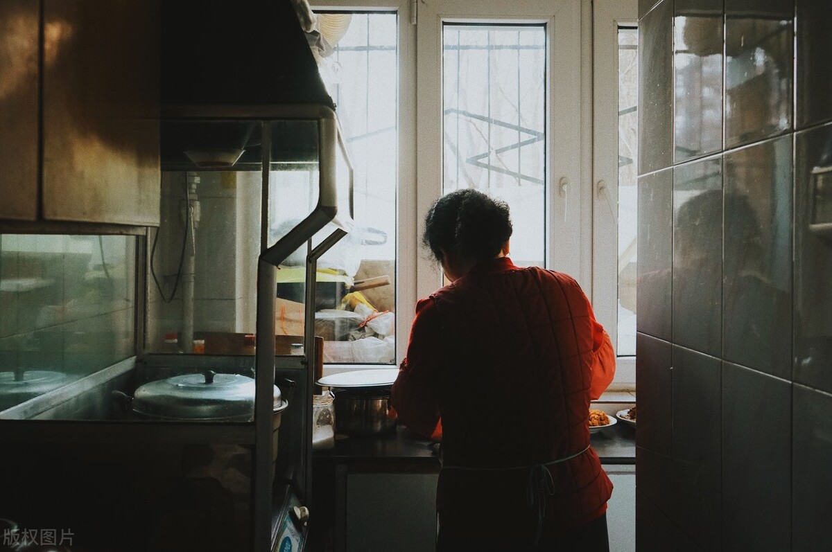 15岁考入北大的天才诗人，25岁却卧轨自杀，海子父亲：不该学文科