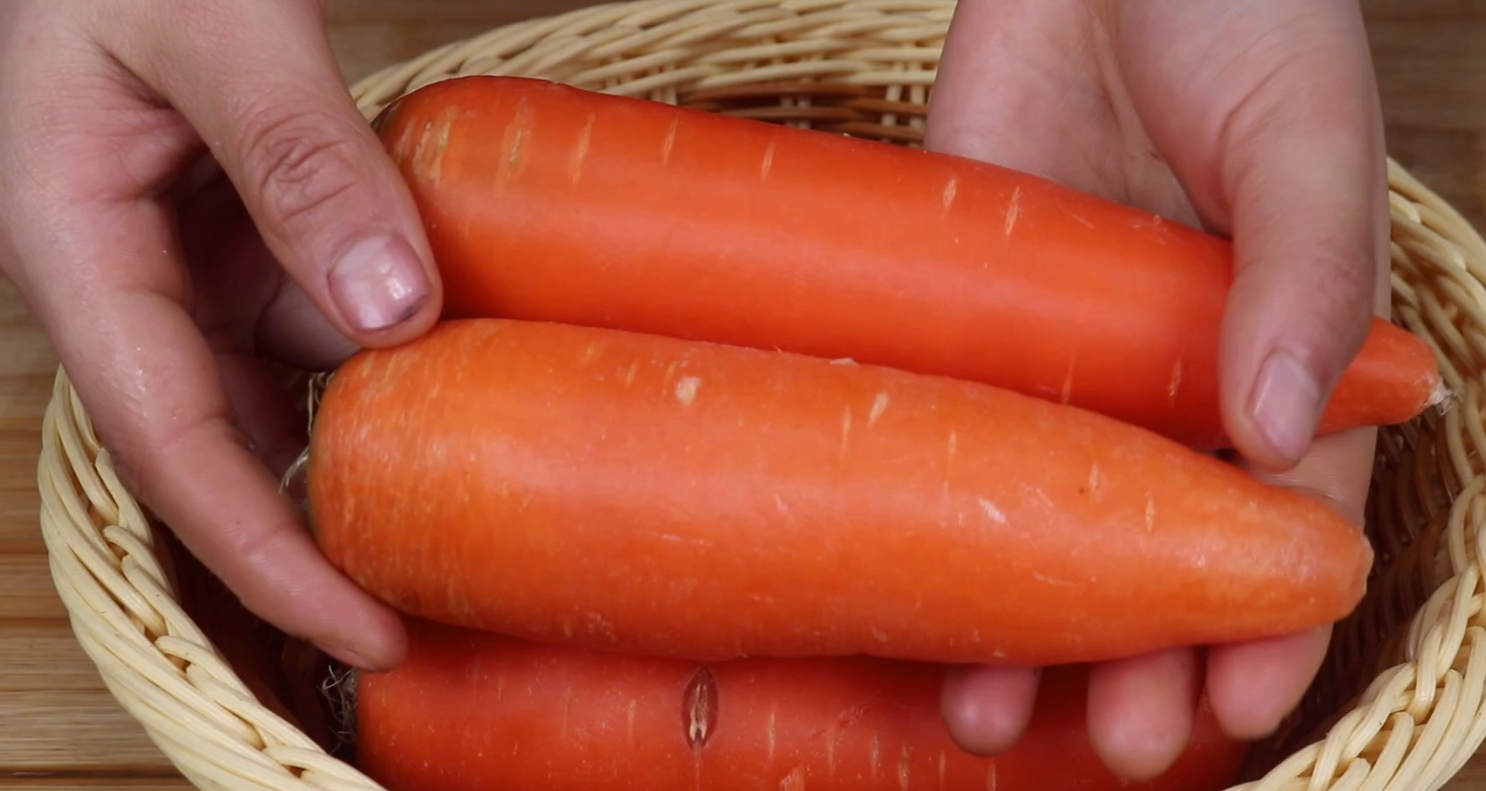 胡萝卜上锅蒸一蒸，是我家过年必做压轴菜，每年这道菜都先光盘