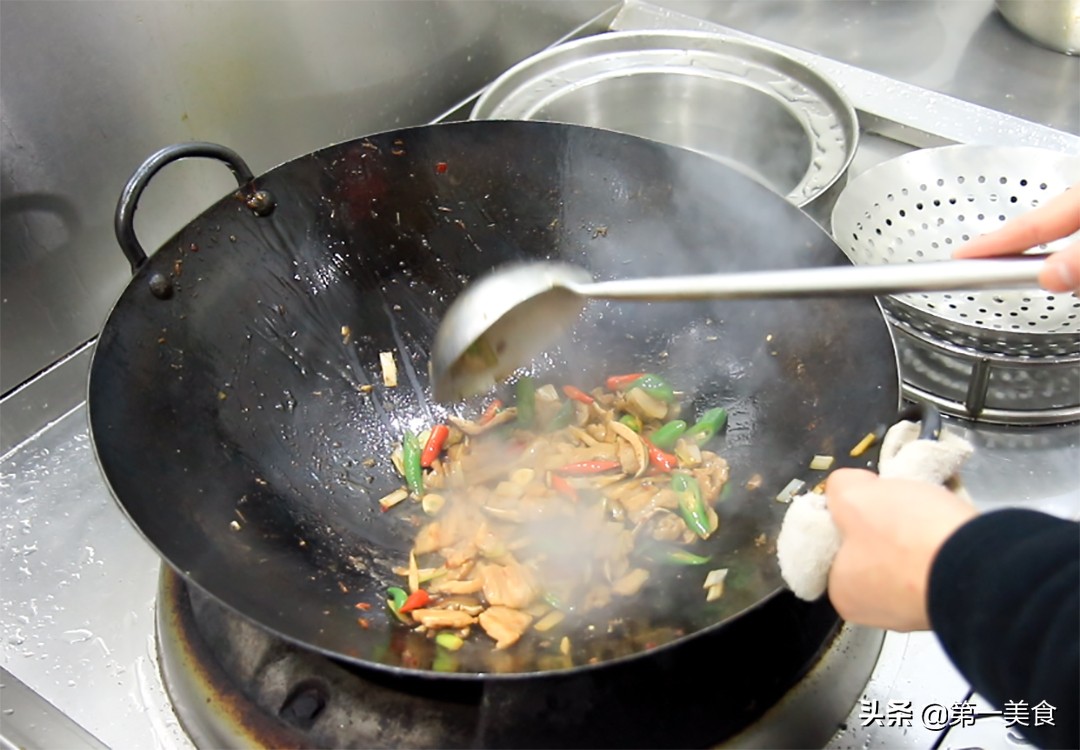 香菇小炒肉怎么做才好吃，大厨教分享技巧，香菇滑嫩，肉片不油腻