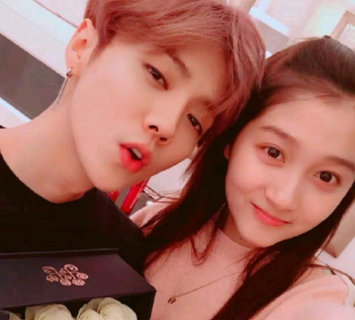鹿晗连续5年发文为女友庆生，关晓彤熬夜回复场面甜，网友齐催婚