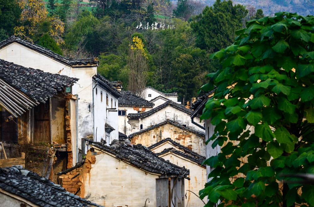 徽派建筑唯美句子简短(山色渐染,青瓦白墙,徽州岁月的一往情深……)